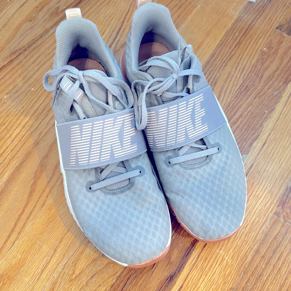 Nike sneakers size 9 gray